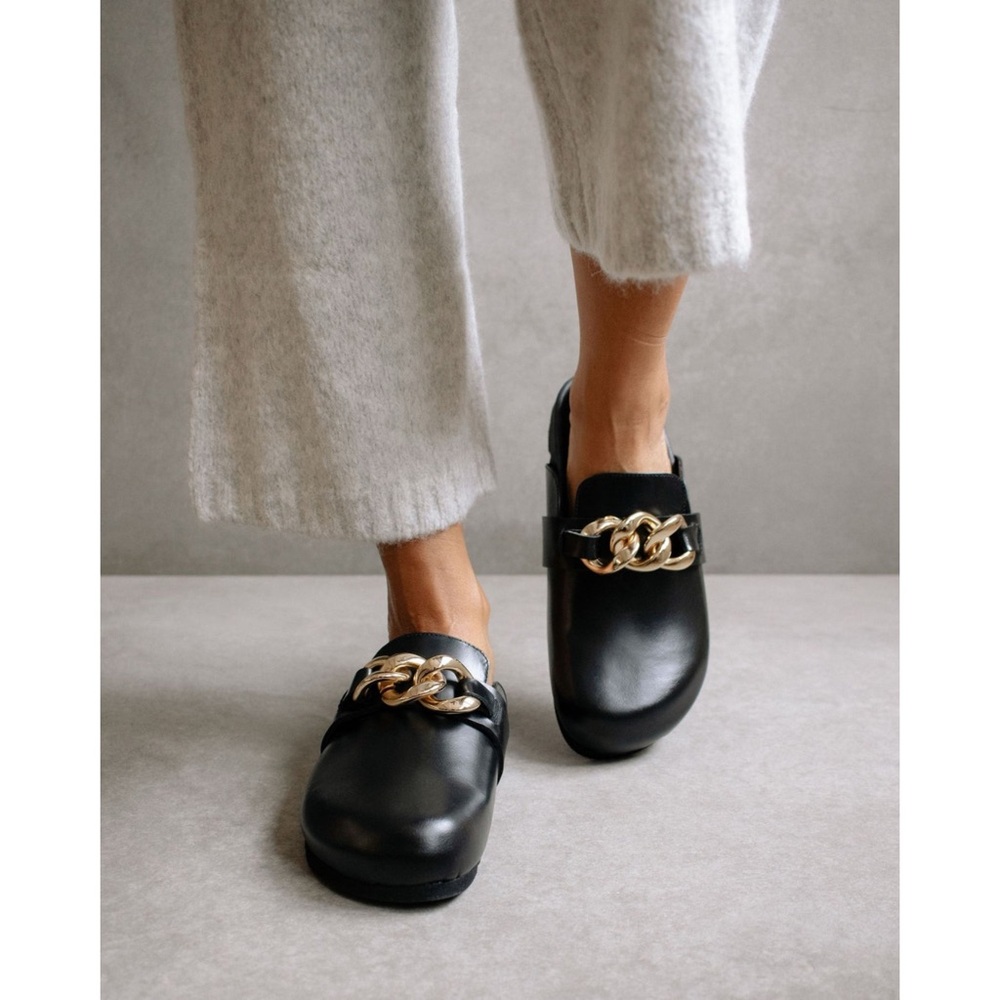 Alohas Fireplace Chain Mule // Black